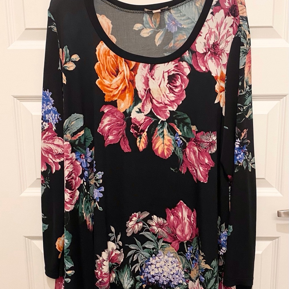 Pretty~stretchy~soft & lightweight *Black* floral Tunic! Woman’s 2X 🌷🌼